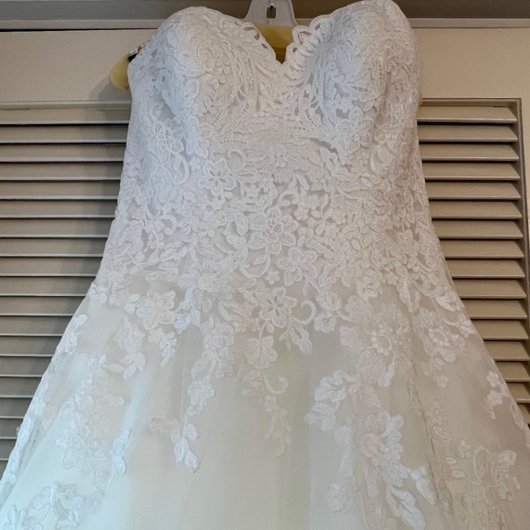 NEW Allure Romance Wedding Gown, White, Size 18 - Picture 2 of 15
